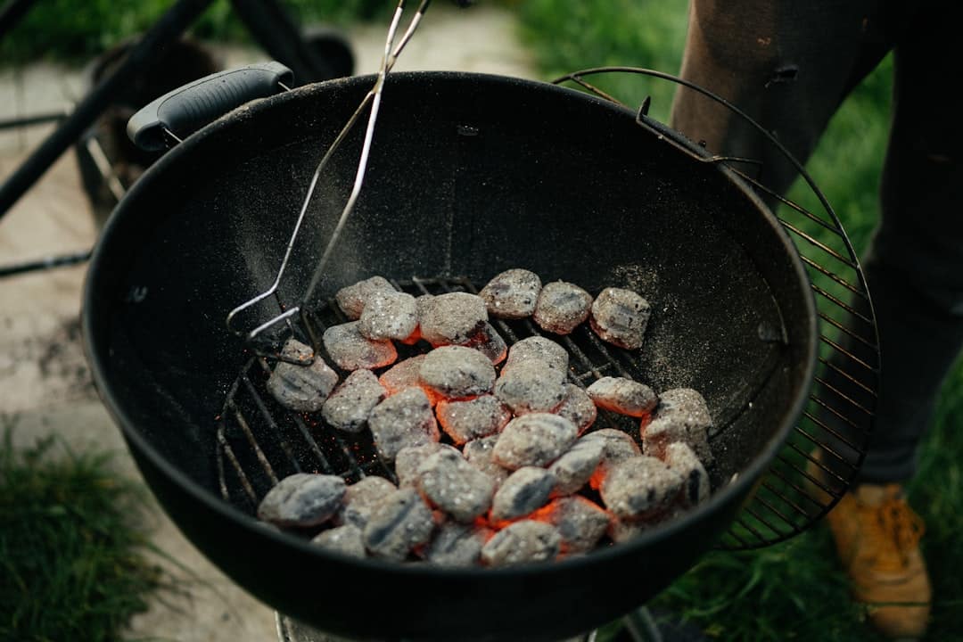 découvrez l'univers de weber, le spécialiste du barbecue et des accessoires de cuisine d'extérieur. profitez de moments conviviaux grâce à nos produits de qualité pour des grillades parfaites.