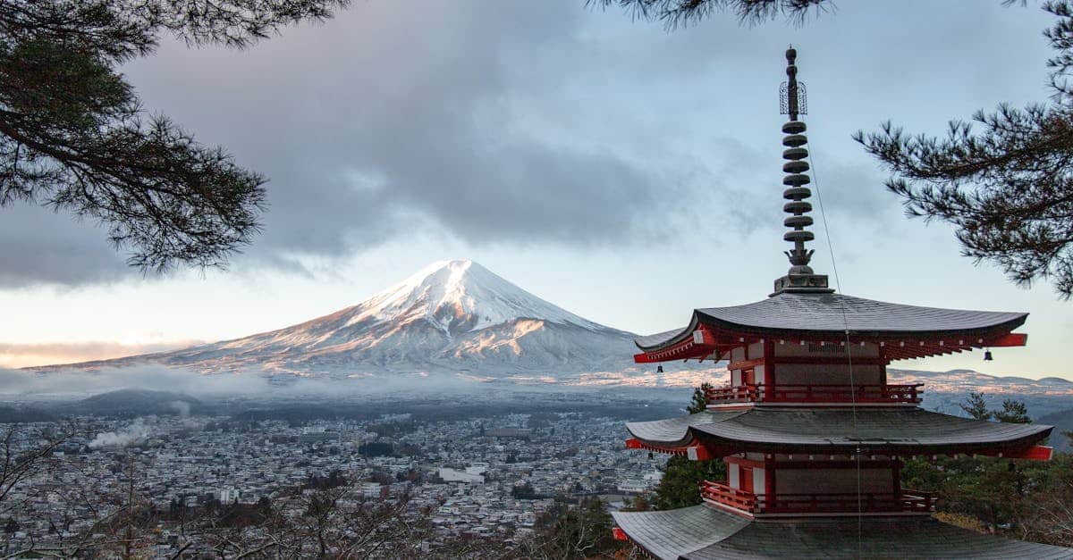 découvrez le japon, un pays riche en traditions, en culture fascinante et en paysages à couper le souffle. explorez ses temples historiques, savourez sa cuisine délicieuse et plongez dans l'harmonie entre modernité et traditions séculaires.